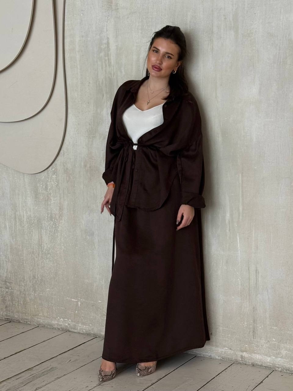 юбка атласная удлинённая шоколадного цвета,юбка шоколадного цвета,атласная юбка шоколадного цвета,костюм с юбкой,юбка коричневого цвета