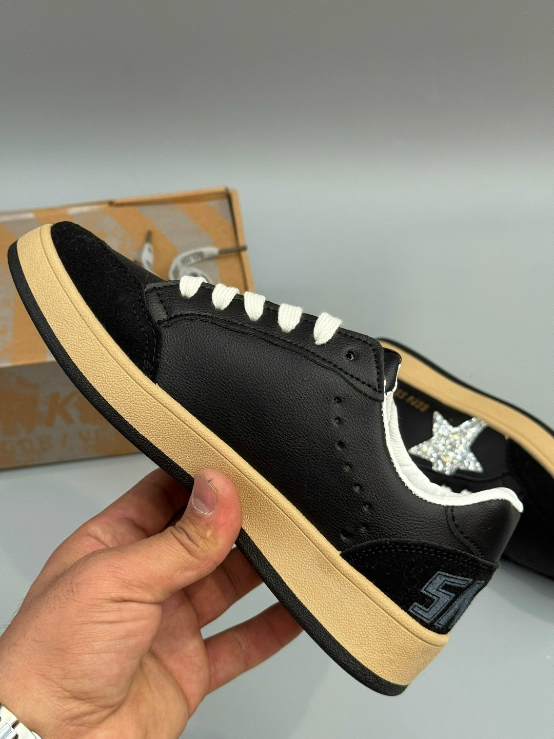 golden goose кеды hi star на платформе черный,замшевые кроссовки ball star golden goose черный,кеды hi star с блестками golden goose черный,кеды super-star с блестками golden goose черный,замшевые низ