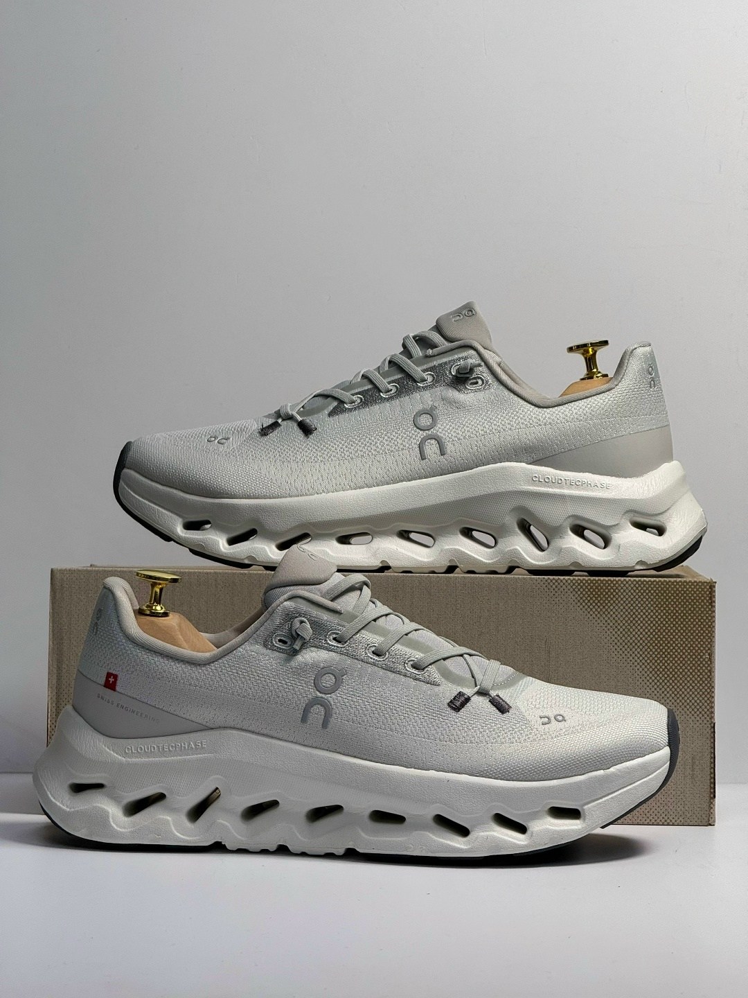 кроссовки cloudmonster бело-серый on,кроссовки,кроссовки on,кроссовки cпортивные,кроссовки on running cloudtilt loewe slate grey