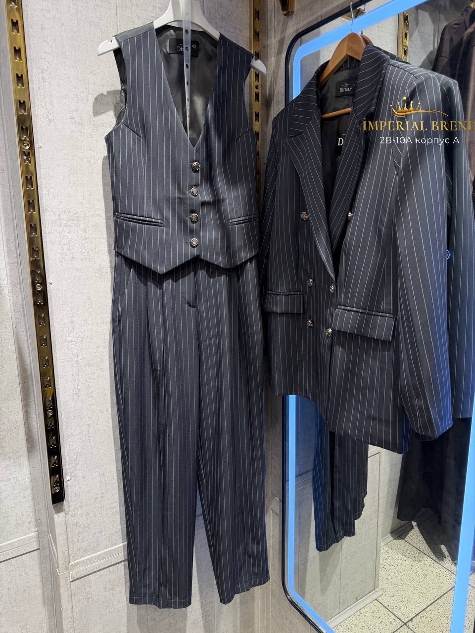 мужской костюм в полоску,мужской черный костюм двубортный в полоску,двубортный мужской костюм,деловой мужской костюм в черную полоску,костюм в полоску