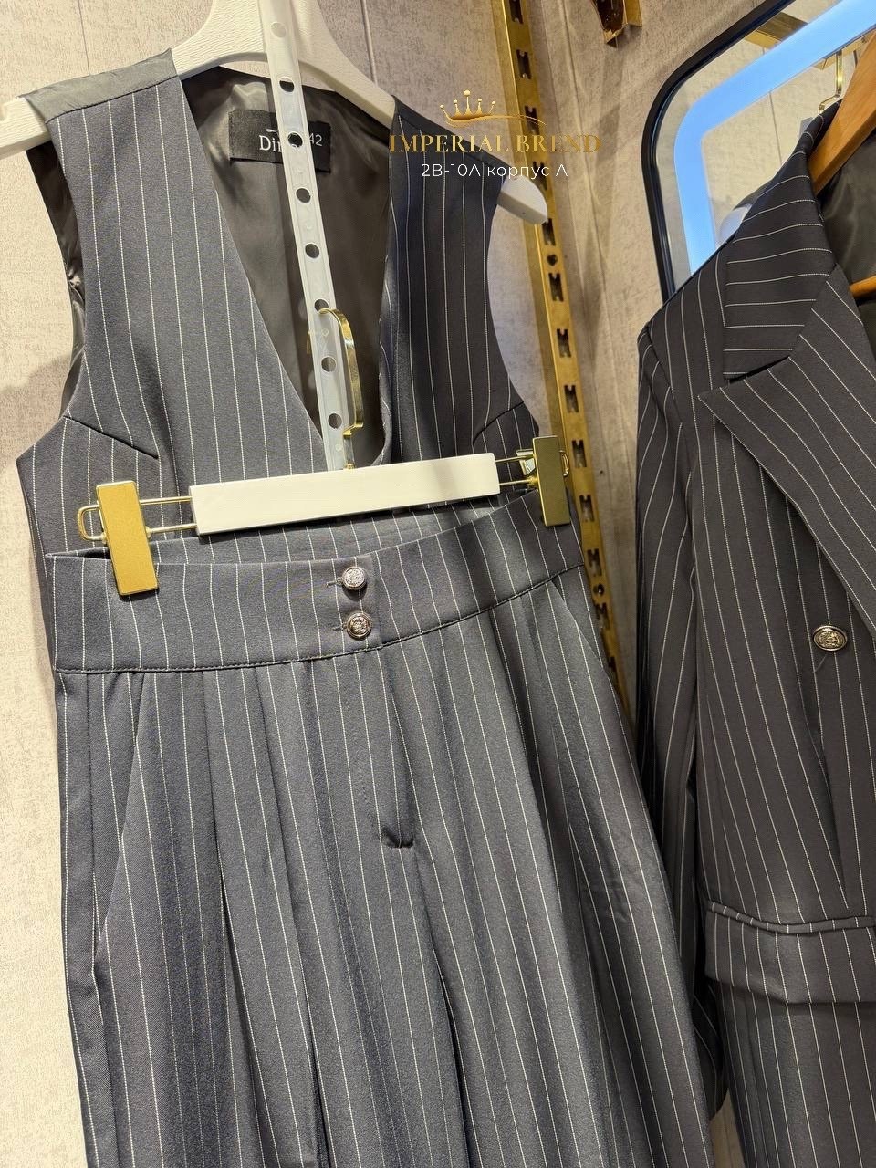 мужской костюм в полоску,мужской черный костюм двубортный в полоску,двубортный мужской костюм,деловой мужской костюм в черную полоску,костюм в полоску