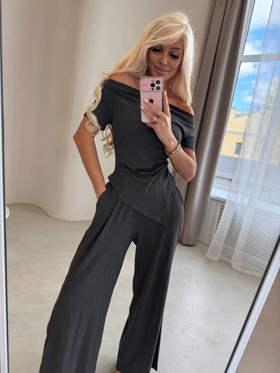 костюм женский,модный брючный костюм для женщин выполнен из трикотажной ткани,костюм для женщин,модные брючные костюмы,брючный костюм женский