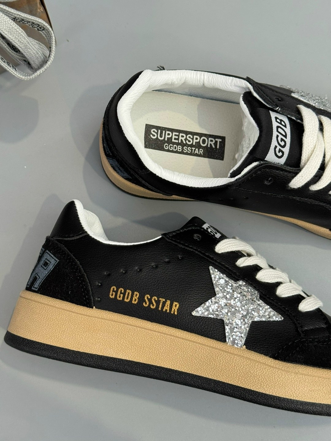 golden goose кеды hi star на платформе черный,замшевые кроссовки ball star golden goose черный,кеды hi star с блестками golden goose черный,кеды super-star с блестками golden goose черный,замшевые низ