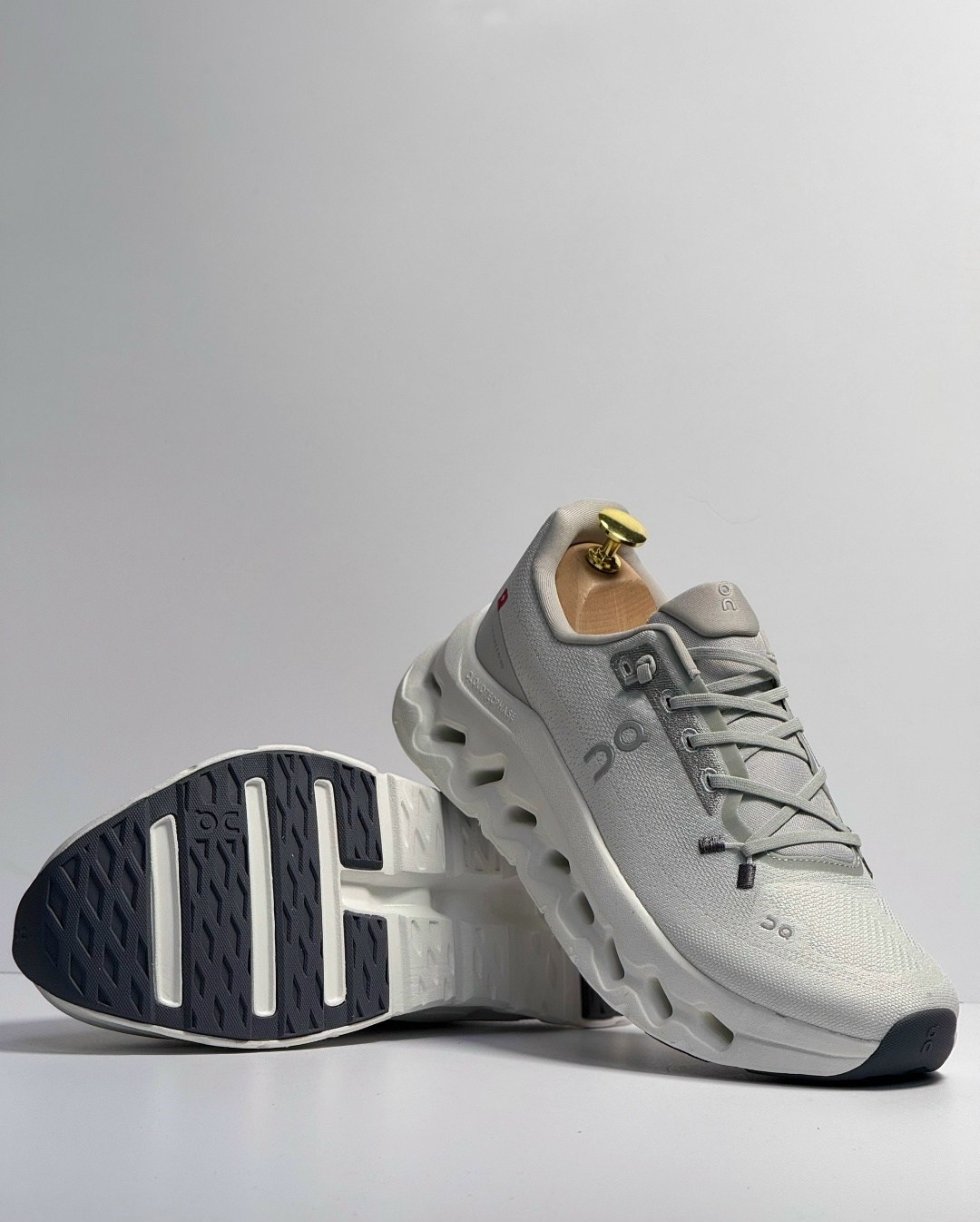 кроссовки cloudmonster бело-серый on,кроссовки,кроссовки on,кроссовки cпортивные,кроссовки on running cloudtilt loewe slate grey