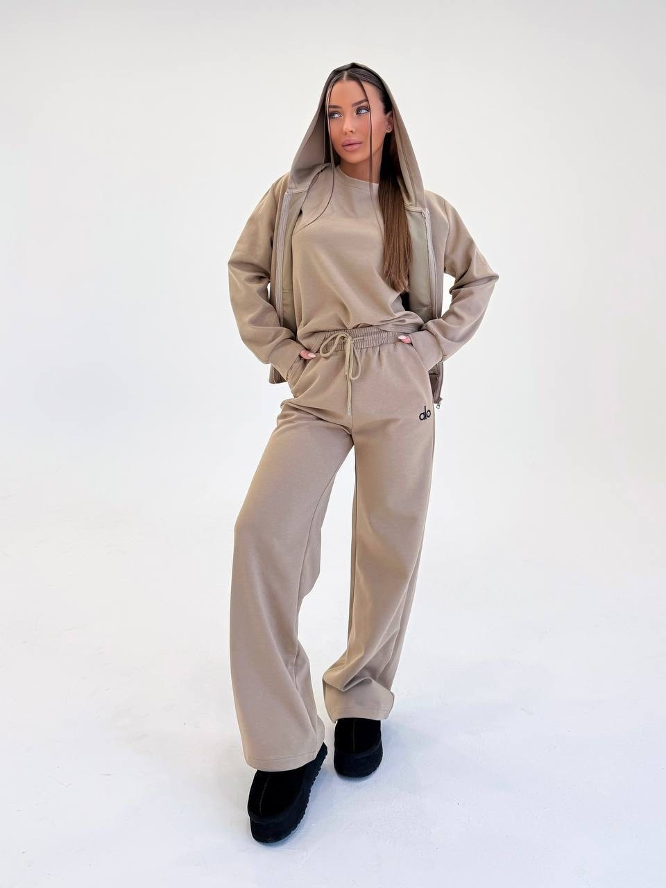 спортивный костюм женский,спортивный костюм,бежевый костюм,женский костюм,костюм с брюками
