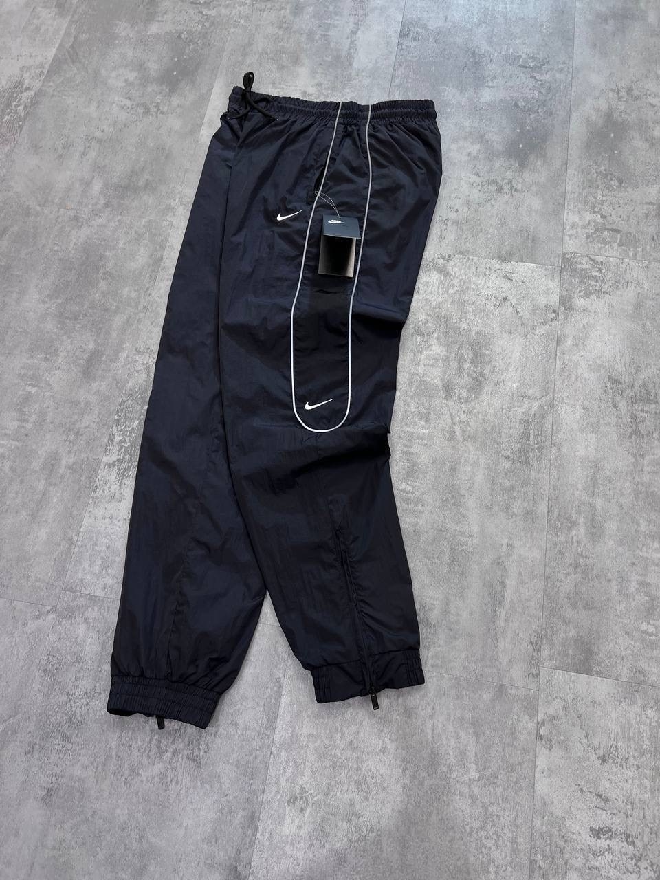 мужские повседневные брюки nike,спортивные брюки nike,мужские брюки nike,спортивные штаны nike,nike штаны swoosh woven