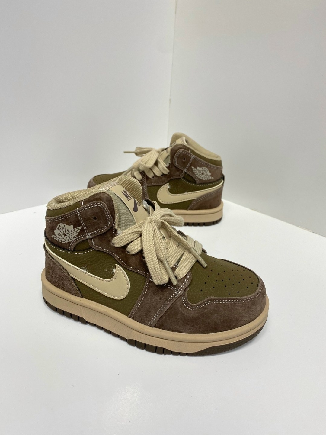 nike air jordan 1 mid,jordan 1 mid light smoke grey,nike air jordan 1 mid grey,air jordan 1 mid,nike air jordan 1 retro high