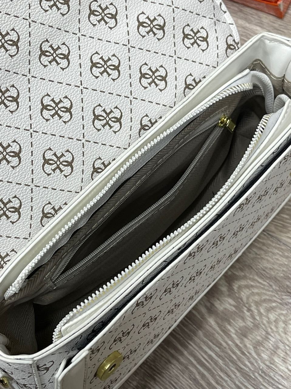 женская сумка guess,сумка guess,сумка седло guess,guess сумка на плечо,сумка женская через плечо guess