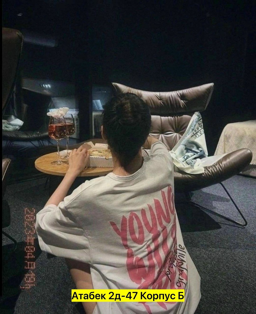 белая футболка оверсайз,футболки женская,брюнетка девушка,девушка откровенная,трендовая футболка свободного кроя