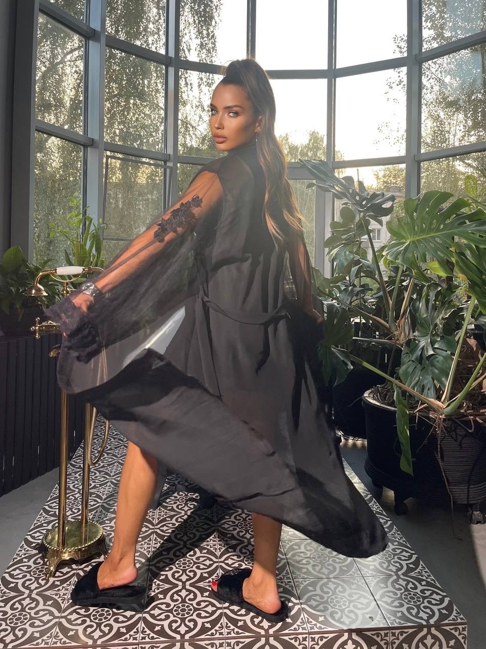 халат с перьями 150 см,халат с перьями,длинный женский шелковый черный халат с перьями,халат туника пеньюар с перьями на рукавах,халат домашний