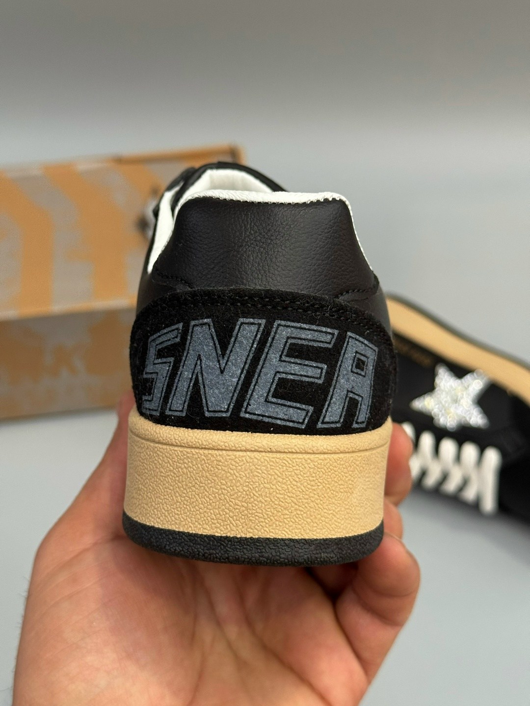 golden goose кеды hi star на платформе черный,замшевые кроссовки ball star golden goose черный,кеды hi star с блестками golden goose черный,кеды super-star с блестками golden goose черный,замшевые низ