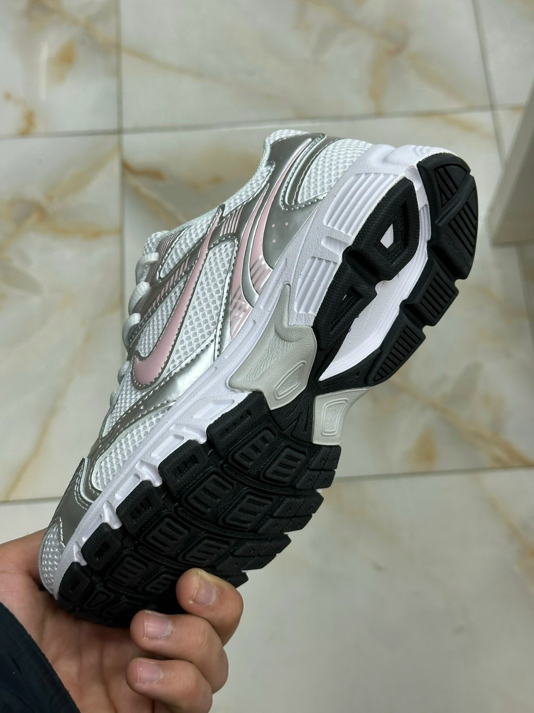 кроссовки nike initiator,женские кроссовки nike initiator серебристого цвета,nike air womens running shoes white gray pink size 10,кроссовки nike,nike initiator