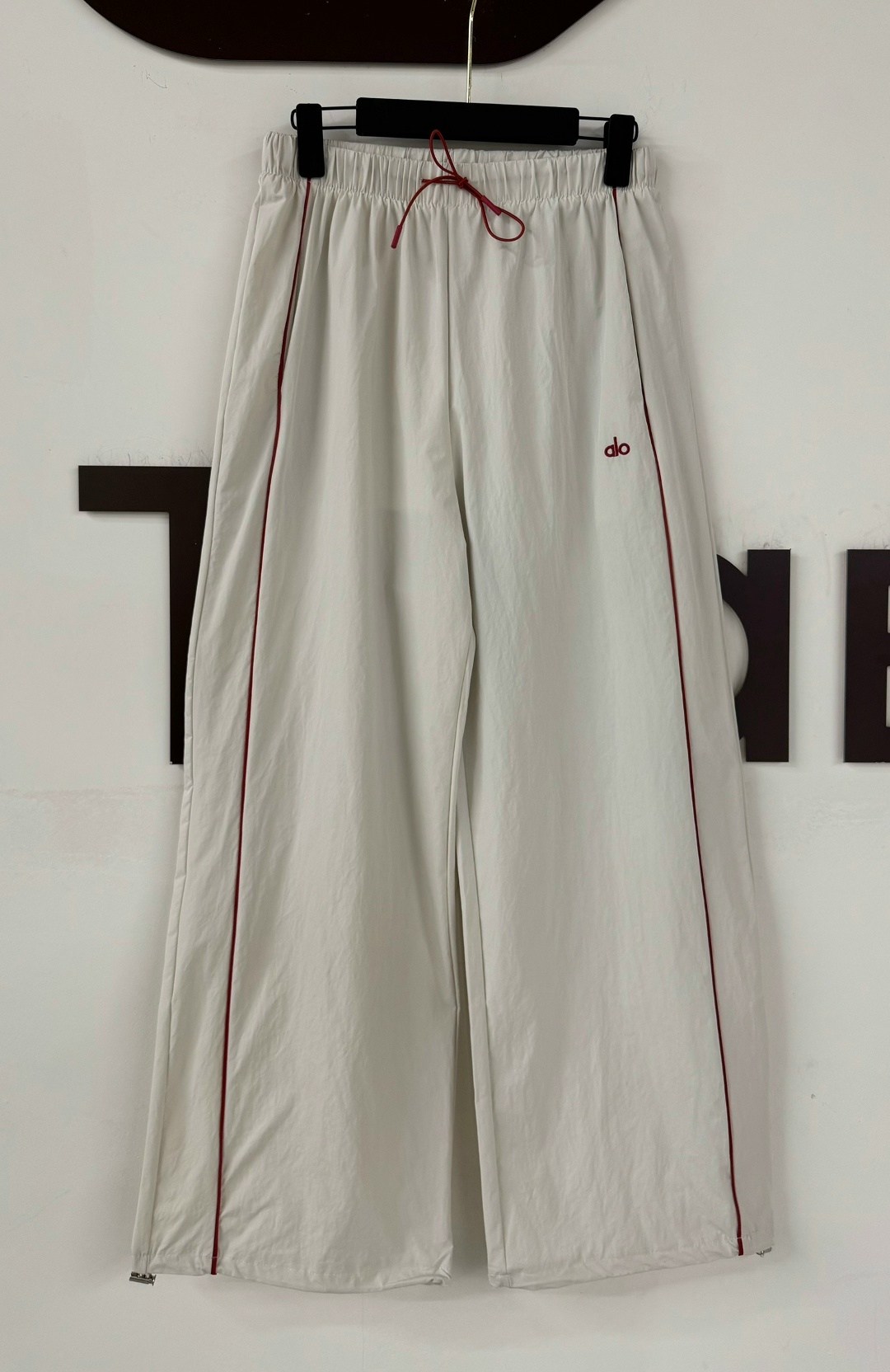 спортивные брюки,белые спортивные штаны,спортивные брюки мужские,спортивные штаны,мужские брюки