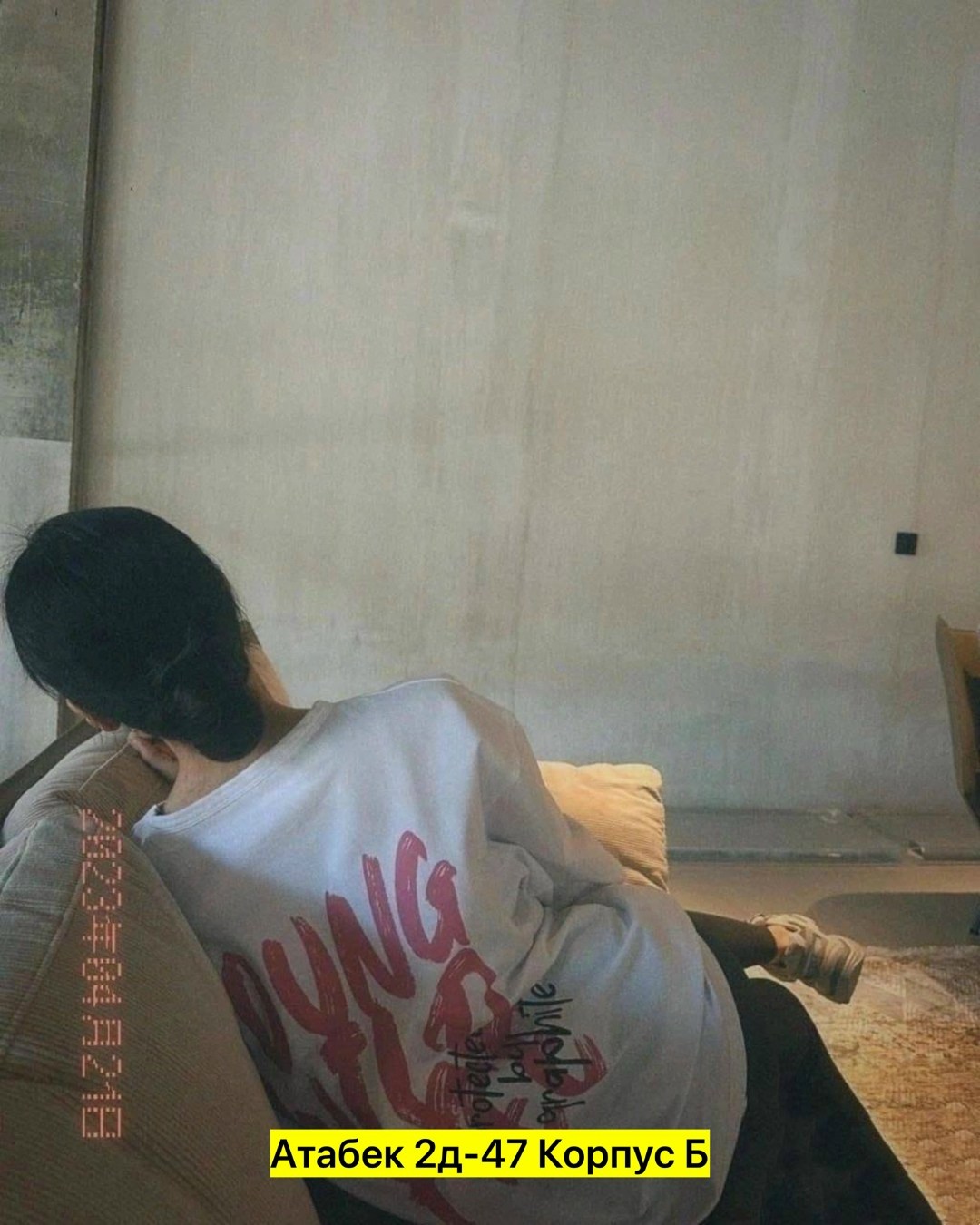 белая футболка оверсайз,футболки женская,брюнетка девушка,девушка откровенная,трендовая футболка свободного кроя