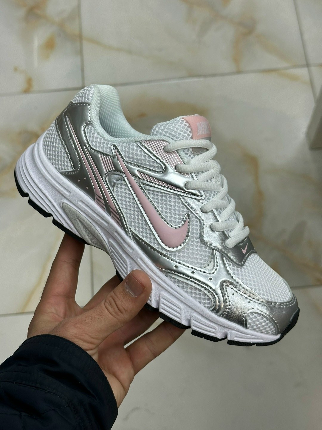 кроссовки nike initiator,женские кроссовки nike initiator серебристого цвета,nike air womens running shoes white gray pink size 10,кроссовки nike,nike initiator
