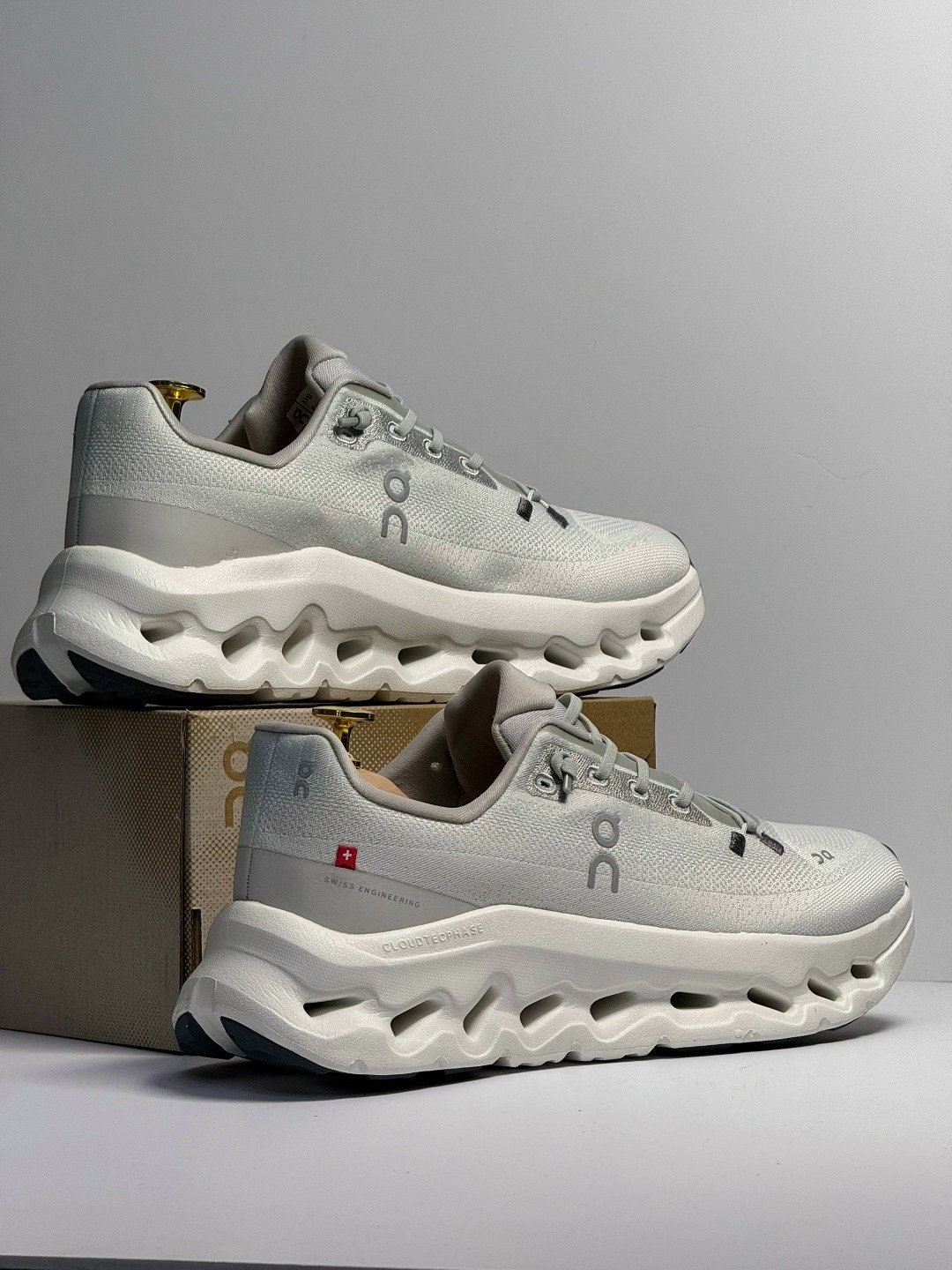 кроссовки cloudmonster бело-серый on,кроссовки,кроссовки on,кроссовки cпортивные,кроссовки on running cloudtilt loewe slate grey