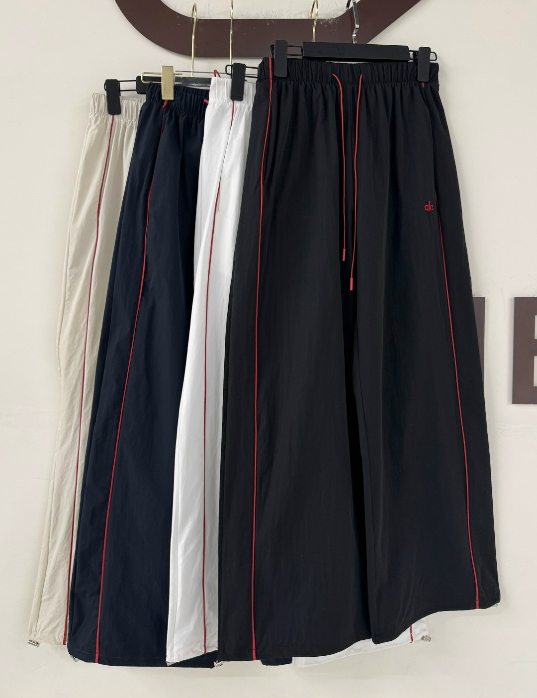 спортивные брюки,белые спортивные штаны,спортивные брюки мужские,спортивные штаны,мужские брюки