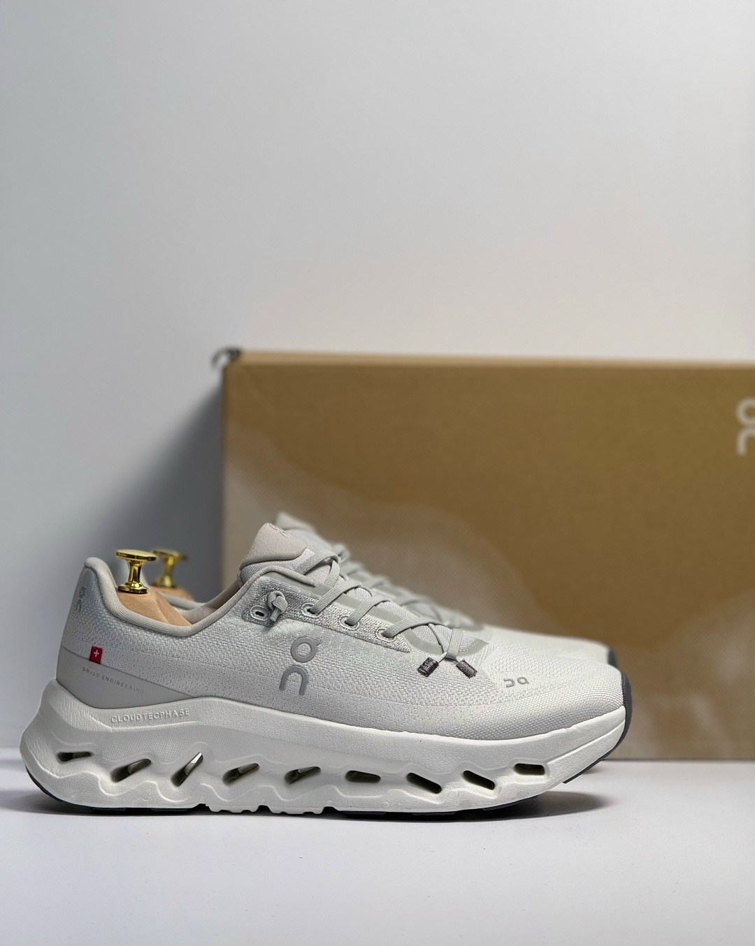 кроссовки cloudmonster бело-серый on,кроссовки,кроссовки on,кроссовки cпортивные,кроссовки on running cloudtilt loewe slate grey