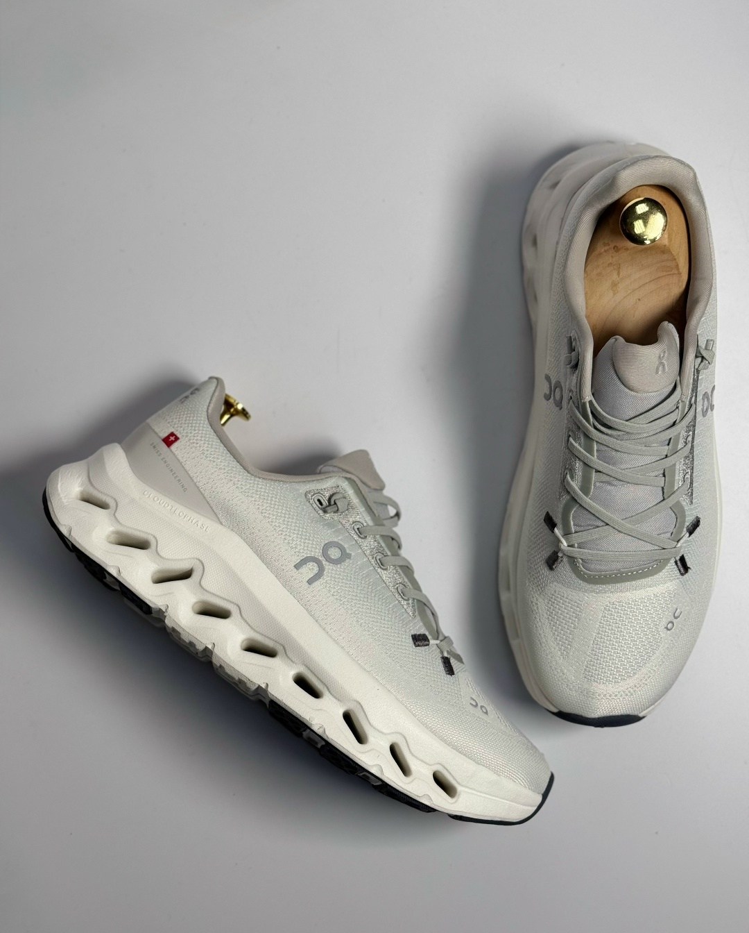 кроссовки cloudmonster бело-серый on,кроссовки,кроссовки on,кроссовки cпортивные,кроссовки on running cloudtilt loewe slate grey