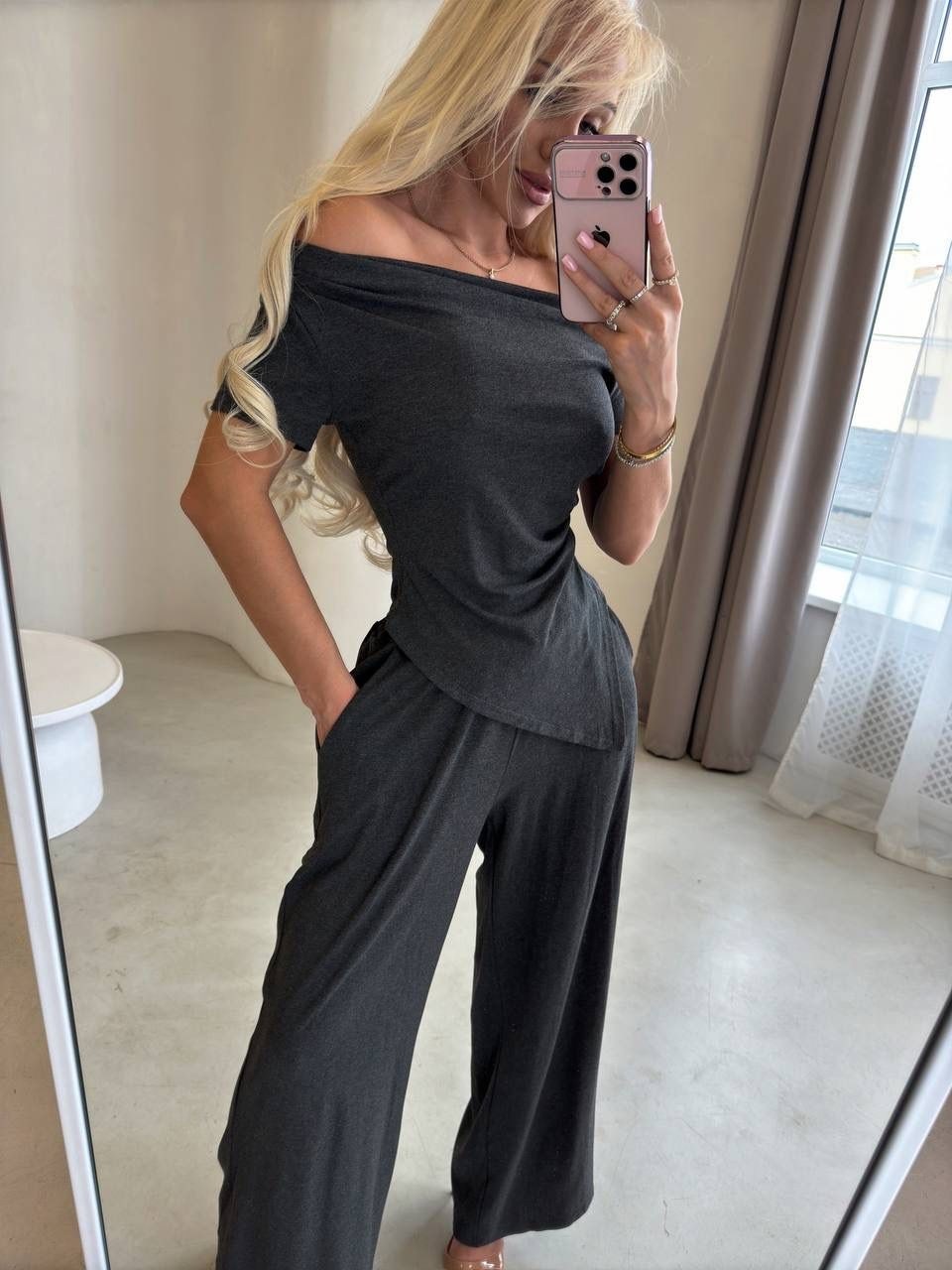 костюм женский,модный брючный костюм для женщин выполнен из трикотажной ткани,костюм для женщин,модные брючные костюмы,брючный костюм женский