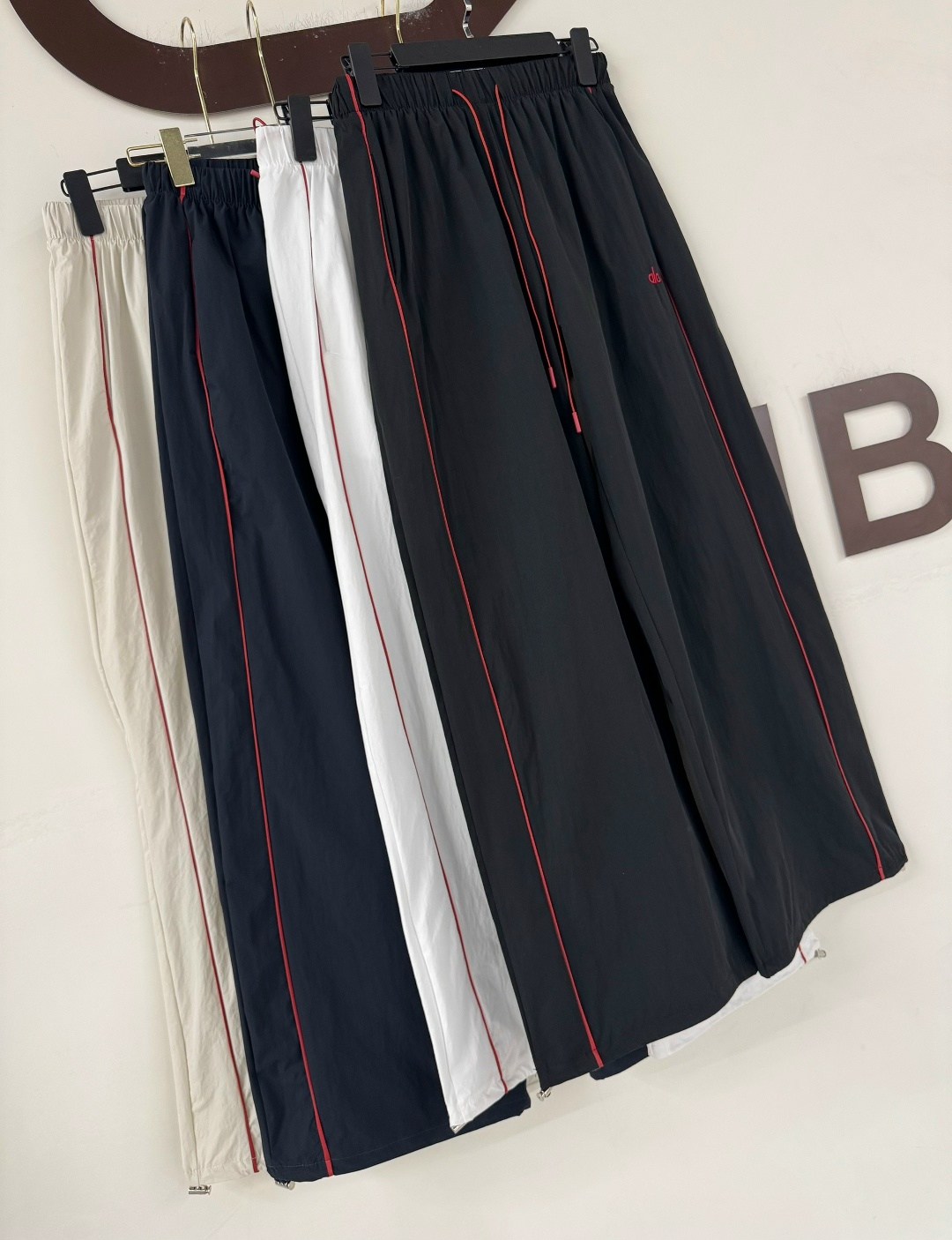 спортивные брюки,белые спортивные штаны,спортивные брюки мужские,спортивные штаны,мужские брюки