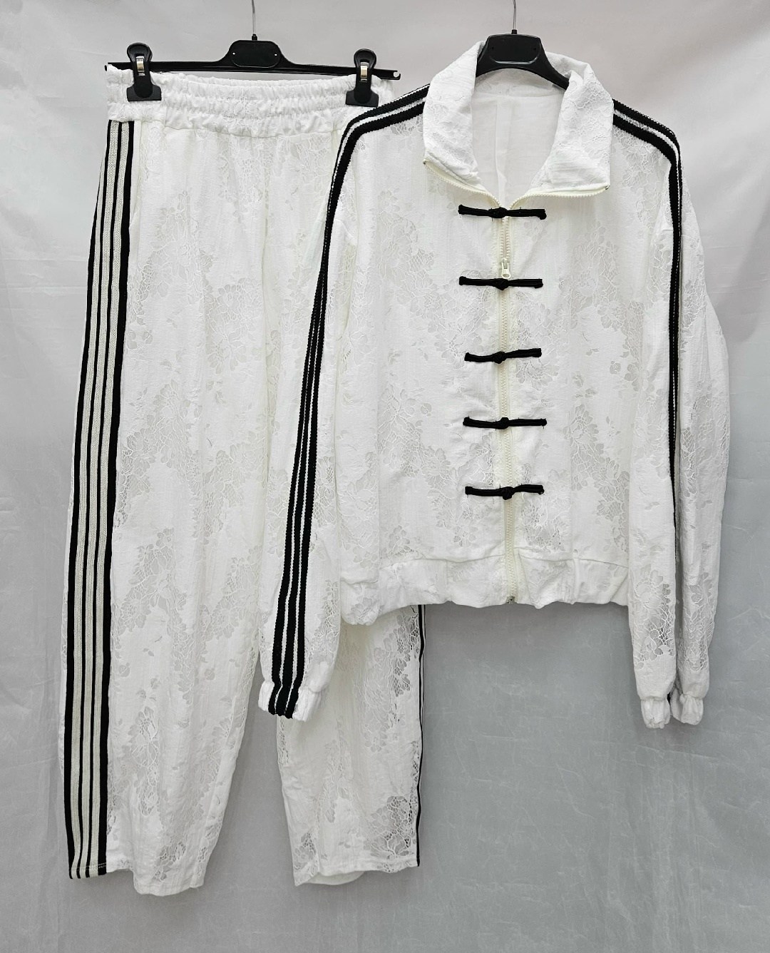 костюм спортивный,белый костюм,белые спортивные костюмы,костюм стильный,спортивные костюмы женские