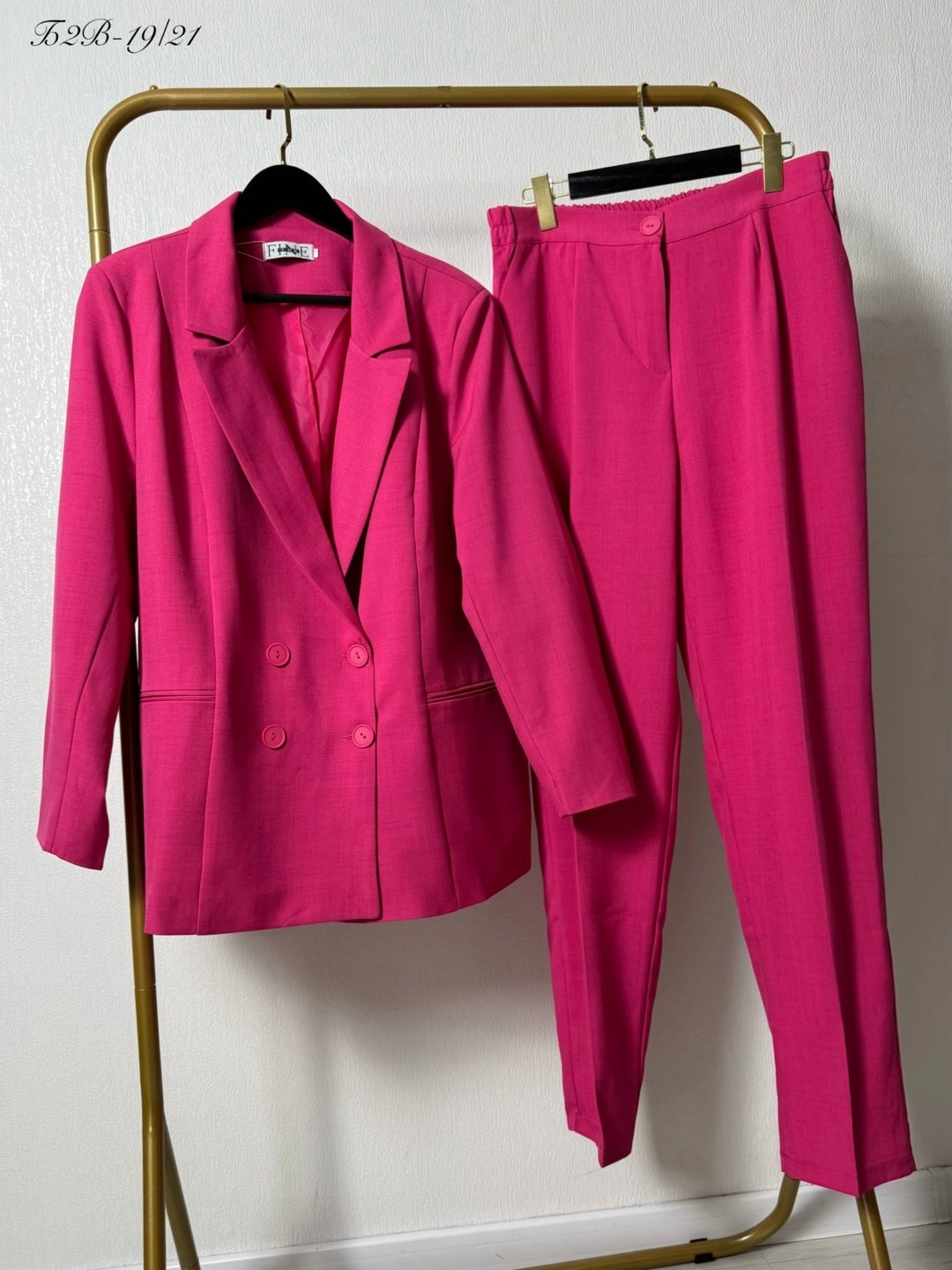 брючный костюм,женский брючный костюм,костюм женский фуксия,женский костюм,костюм брючный цвет фуксия