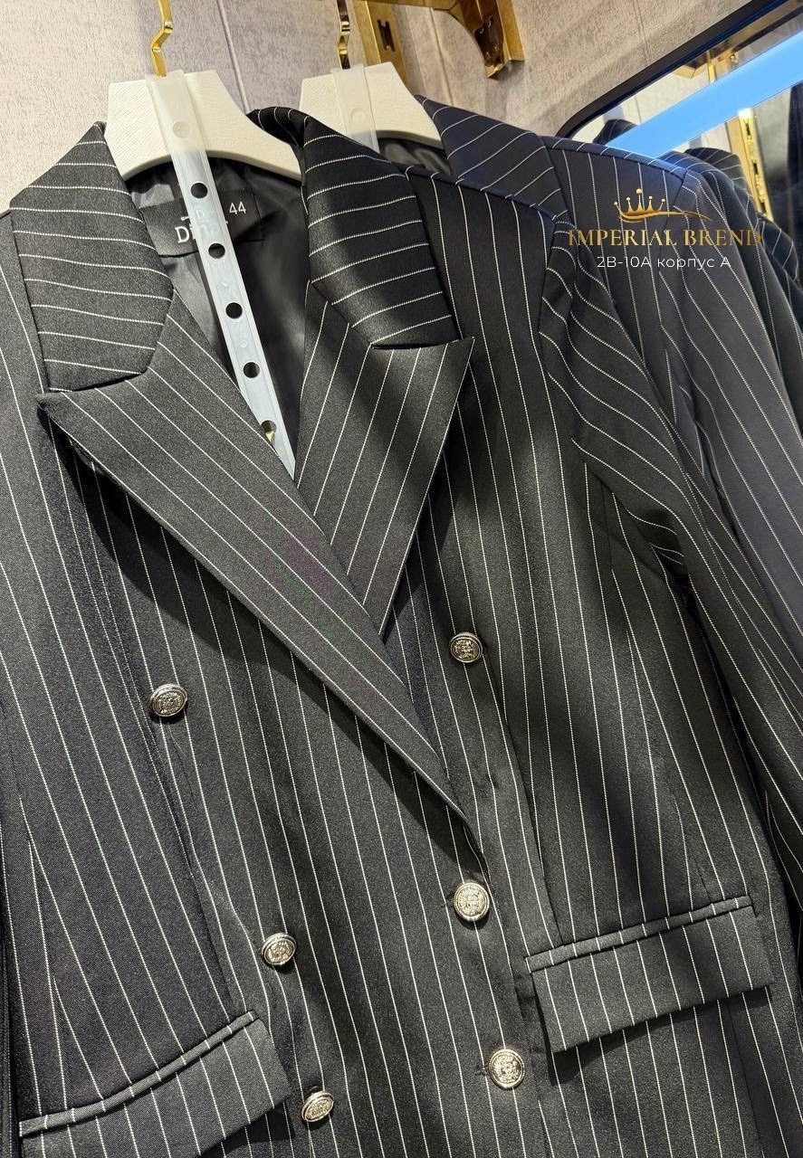 мужской костюм в полоску,мужской черный костюм двубортный в полоску,двубортный мужской костюм,деловой мужской костюм в черную полоску,костюм в полоску