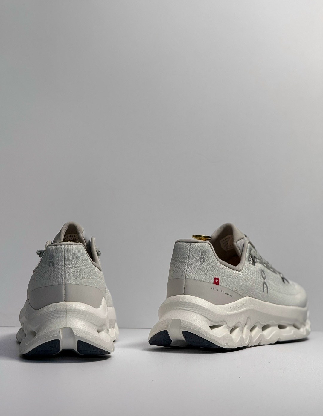 кроссовки cloudmonster бело-серый on,кроссовки,кроссовки on,кроссовки cпортивные,кроссовки on running cloudtilt loewe slate grey