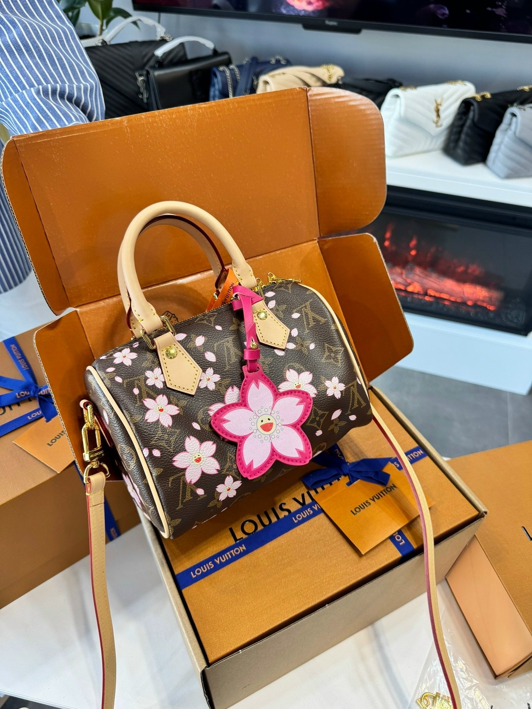 сумка louis vuitton,louis vuitton женская сумка,сумка louis vuitton 25-20см реплика,сумка луи виттон с цветами,сумки луи виттон