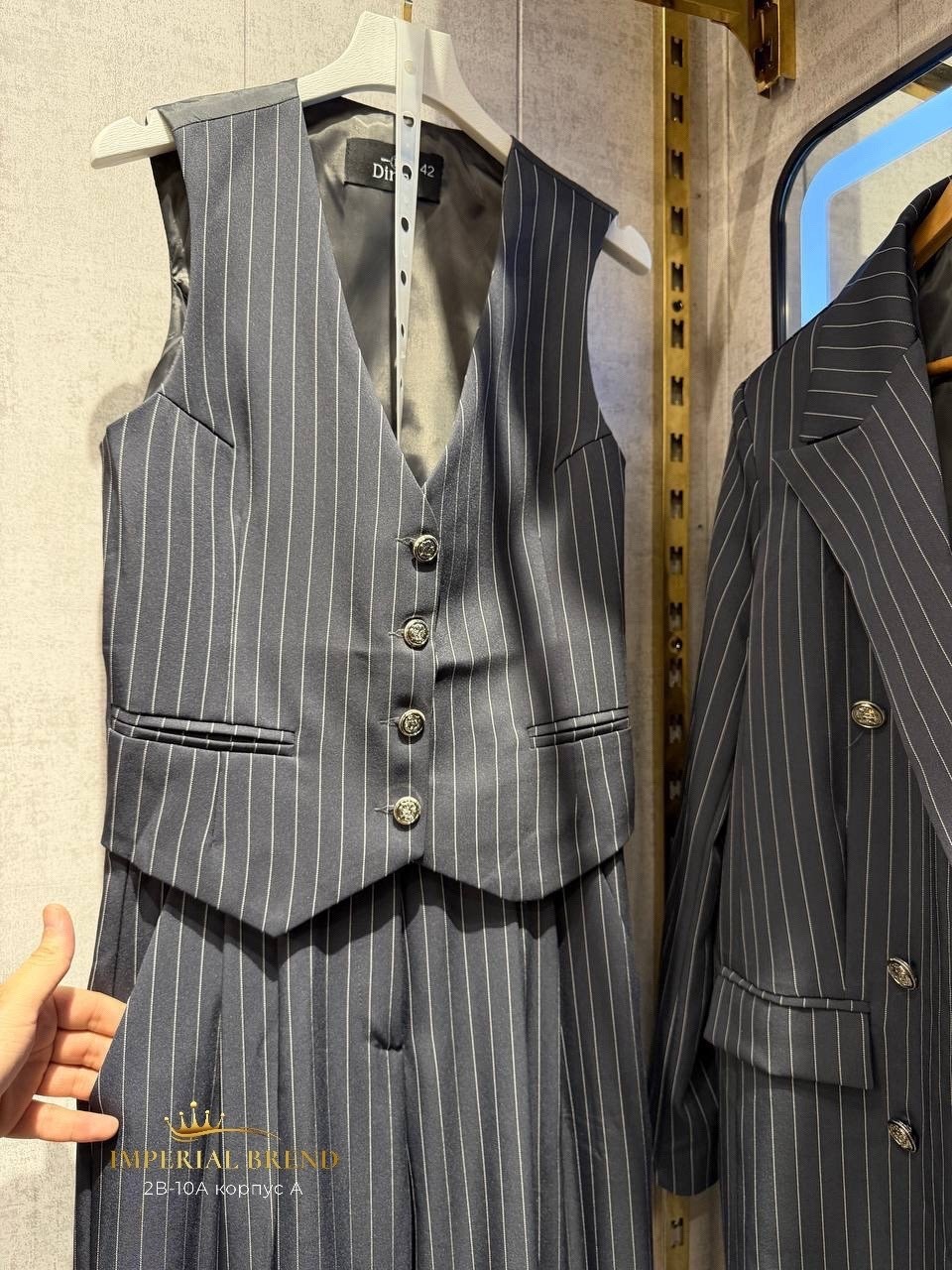 мужской костюм в полоску,мужской черный костюм двубортный в полоску,двубортный мужской костюм,деловой мужской костюм в черную полоску,костюм в полоску