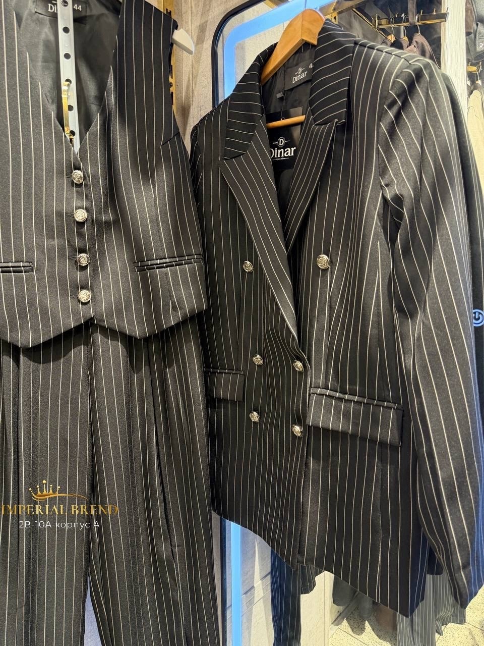 мужской костюм в полоску,мужской черный костюм двубортный в полоску,двубортный мужской костюм,деловой мужской костюм в черную полоску,костюм в полоску