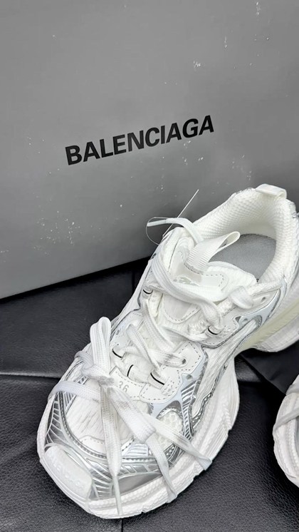 кроссовки balenciaga,кроссовки balenciaga на шнуровке,кроссовки баленсиага 3xl balenciaga 566662218,кроссовки спортивные balenciaga,женские кроссовки balenciaga runner серебристые