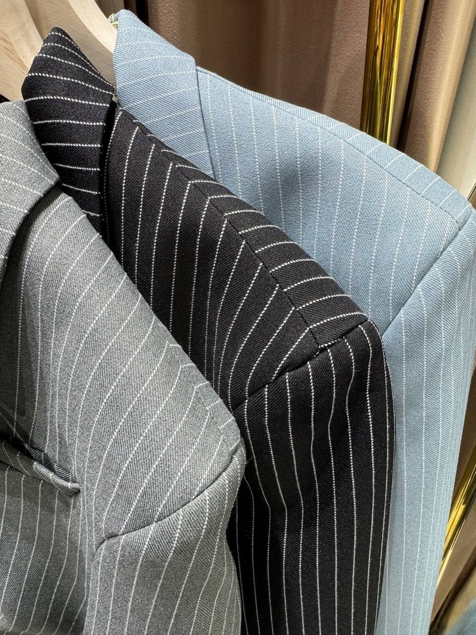 серый брючный костюм,брючный костюм,костюм с юбкой макси и пиджаком в полоску деловой much love,пиджак,пиджак в полоску