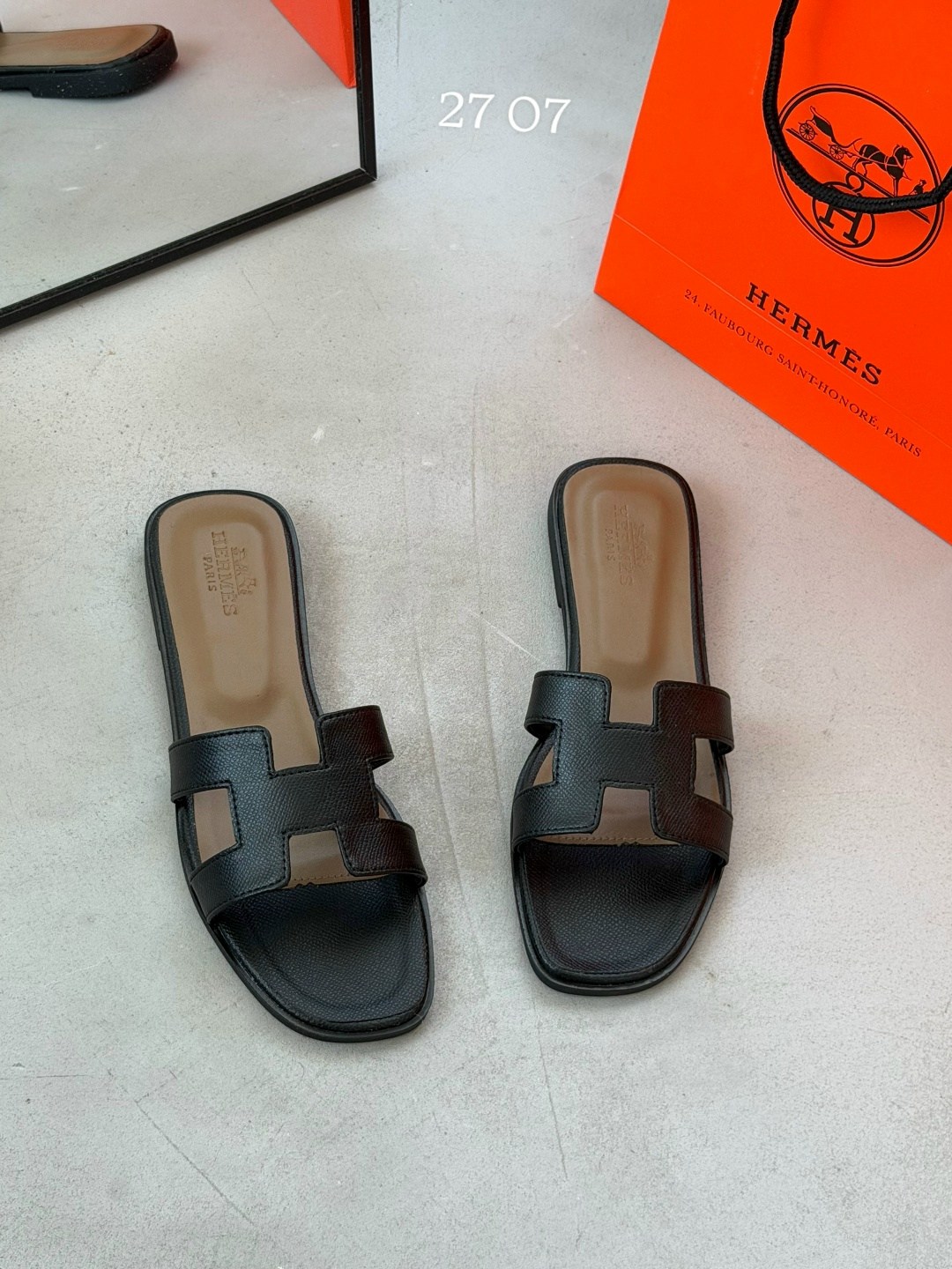 шлепки hermes женские,шлепки гермес женские,женские кожаные шлепки hermes oran коричневые,шлепки эрмес,шлепки hermes oran