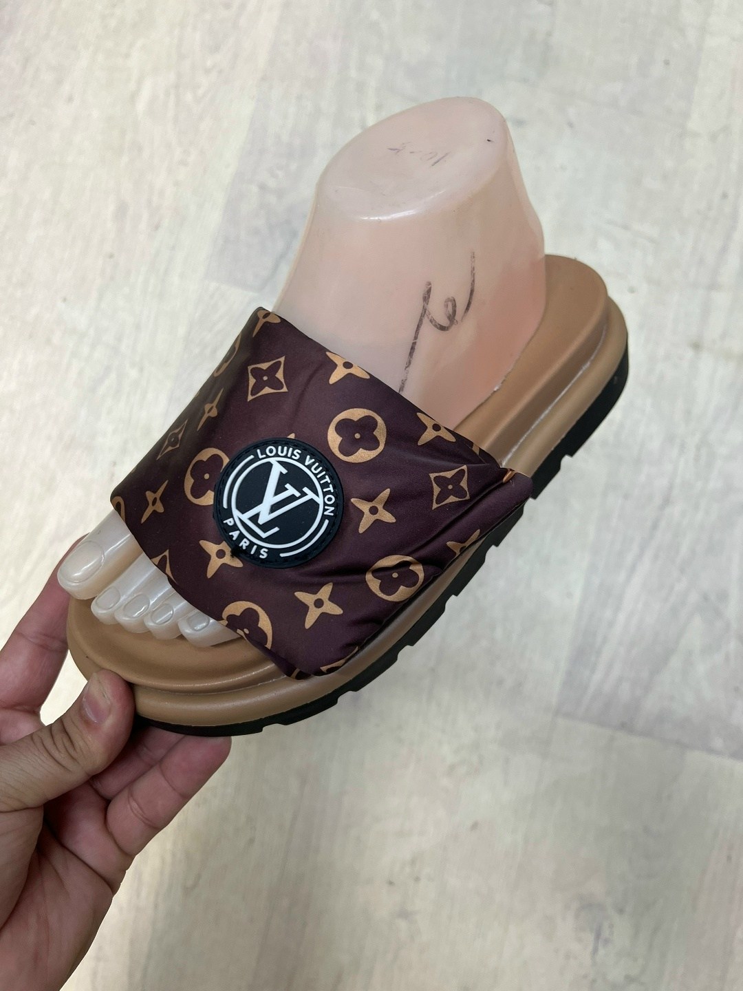 шлепанцы луи виттон,,луи витон новая коллекция шлепки,луи виттон тапки,тапки мужские