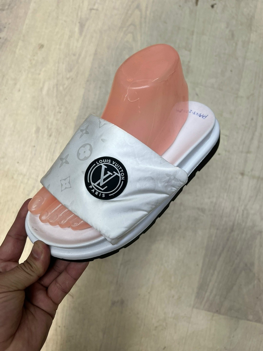 шлепанцы луи виттон,,луи витон новая коллекция шлепки,луи виттон тапки,тапки мужские