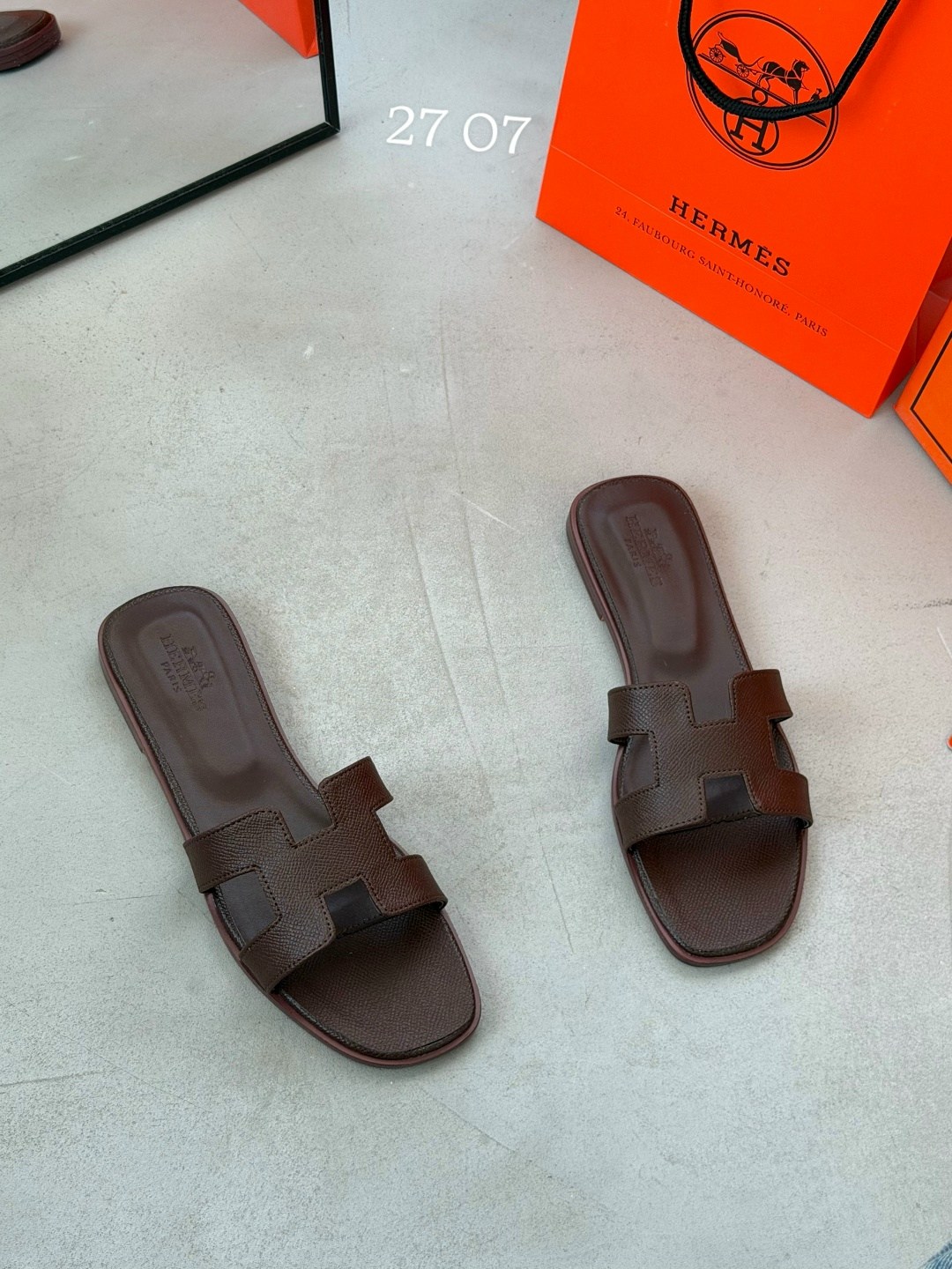 шлепки hermes женские,шлепки гермес женские,женские кожаные шлепки hermes oran коричневые,шлепки эрмес,шлепки hermes oran