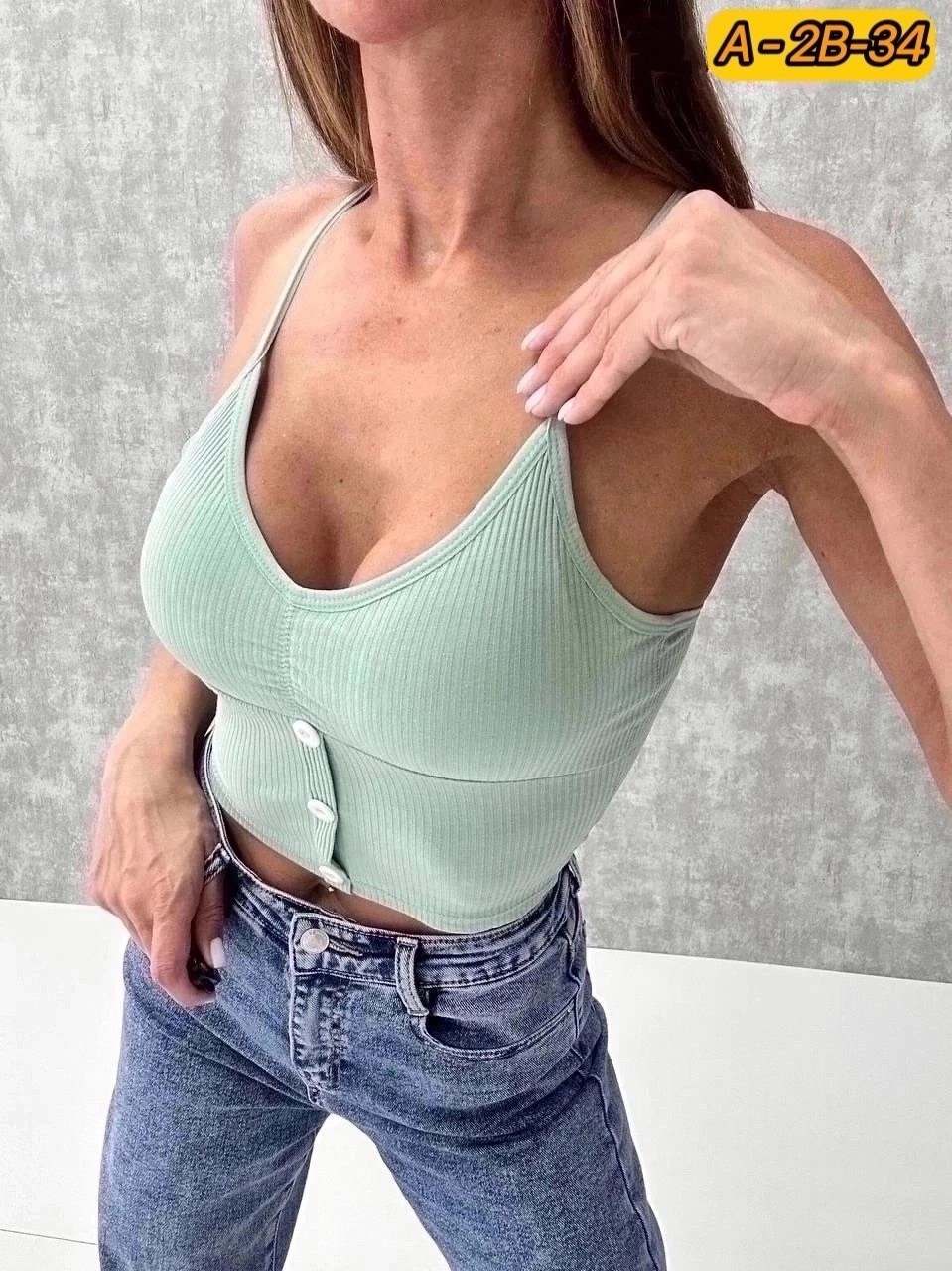 топ женский,женский кроп топ,топ в рубчик с пуговицами,топ женский с чашками,топ на тонких лямках