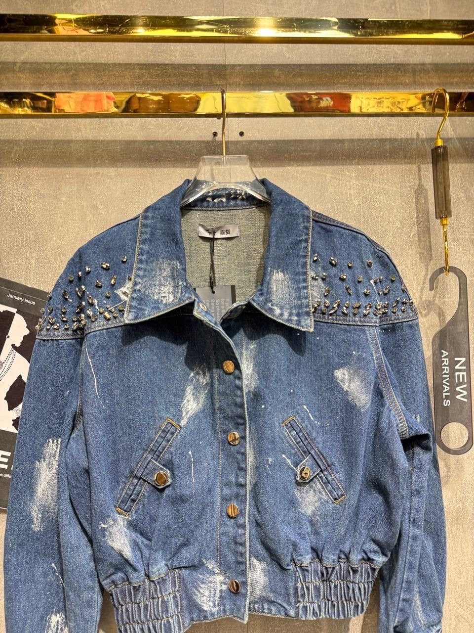 женская джинсовая куртка,джинсовая куртка,джинсовая куртка повседневная,женская джинсовая куртка с заклепками,джинсовая куртка с воротником