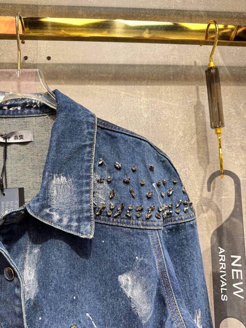 женская джинсовая куртка,джинсовая куртка,джинсовая куртка повседневная,женская джинсовая куртка с заклепками,джинсовая куртка с воротником