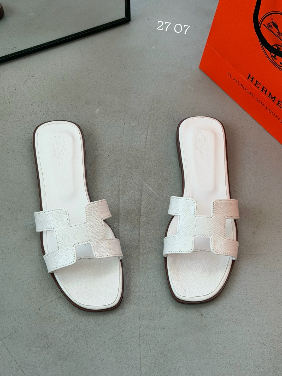 шлепки hermes женские,шлепки гермес женские,женские кожаные шлепки hermes oran коричневые,шлепки эрмес,шлепки hermes oran