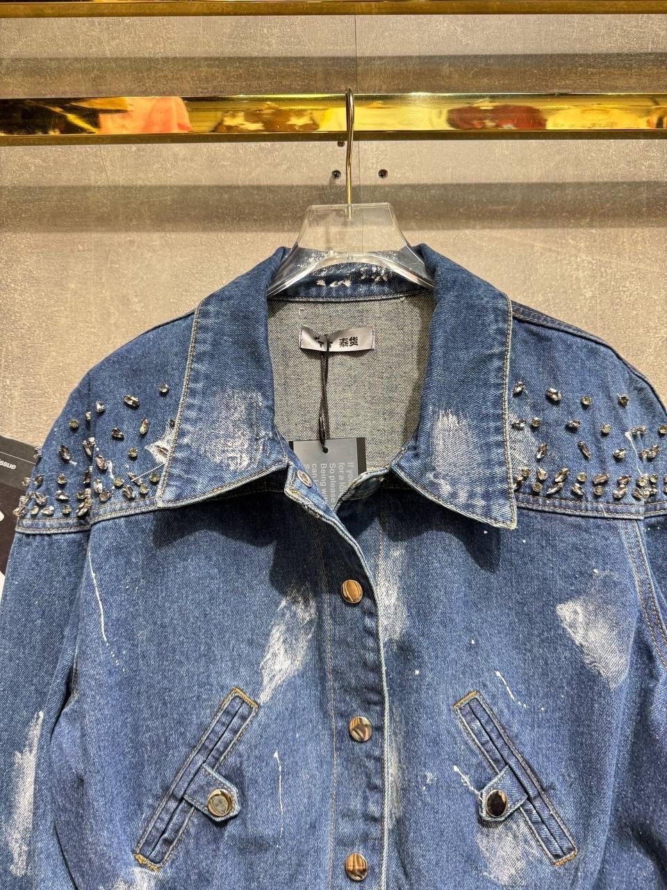 женская джинсовая куртка,джинсовая куртка,джинсовая куртка повседневная,женская джинсовая куртка с заклепками,джинсовая куртка с воротником