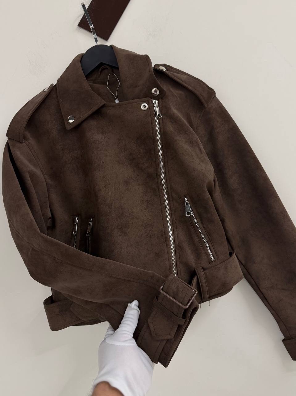 женская байкерская куртка из искусственной замши,женская замшевая куртка косуха коричневая,коричневая женская куртка из натуральной мягкой замши байкерская,замшевая куртка косуха,замшевая куртка