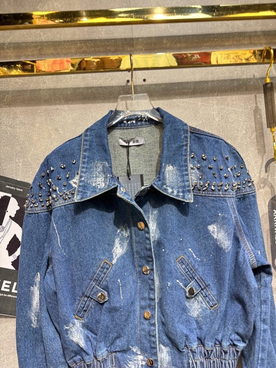 женская джинсовая куртка,джинсовая куртка,джинсовая куртка повседневная,женская джинсовая куртка с заклепками,джинсовая куртка с воротником