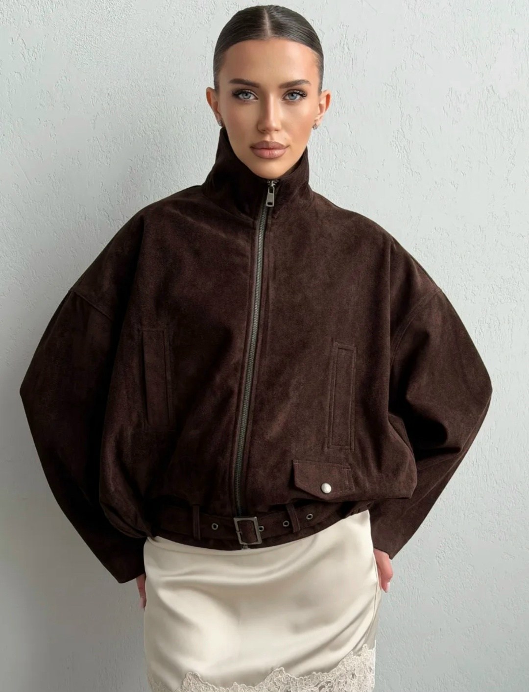 бомбер укороченный оверсайз замшевый куртка рабочего тренд saint shine,бомбер женская куртка,женская куртка бомбер из эко замши коричневого цвета,замшевая куртка,бомбер замшевая куртка оверсайз saint