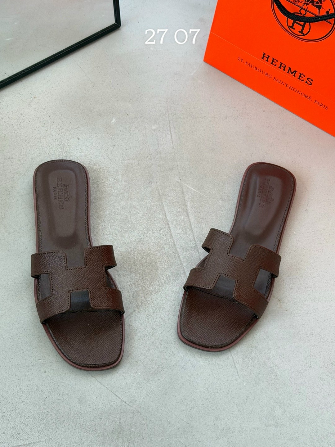 шлепки hermes женские,шлепки гермес женские,женские кожаные шлепки hermes oran коричневые,шлепки эрмес,шлепки hermes oran