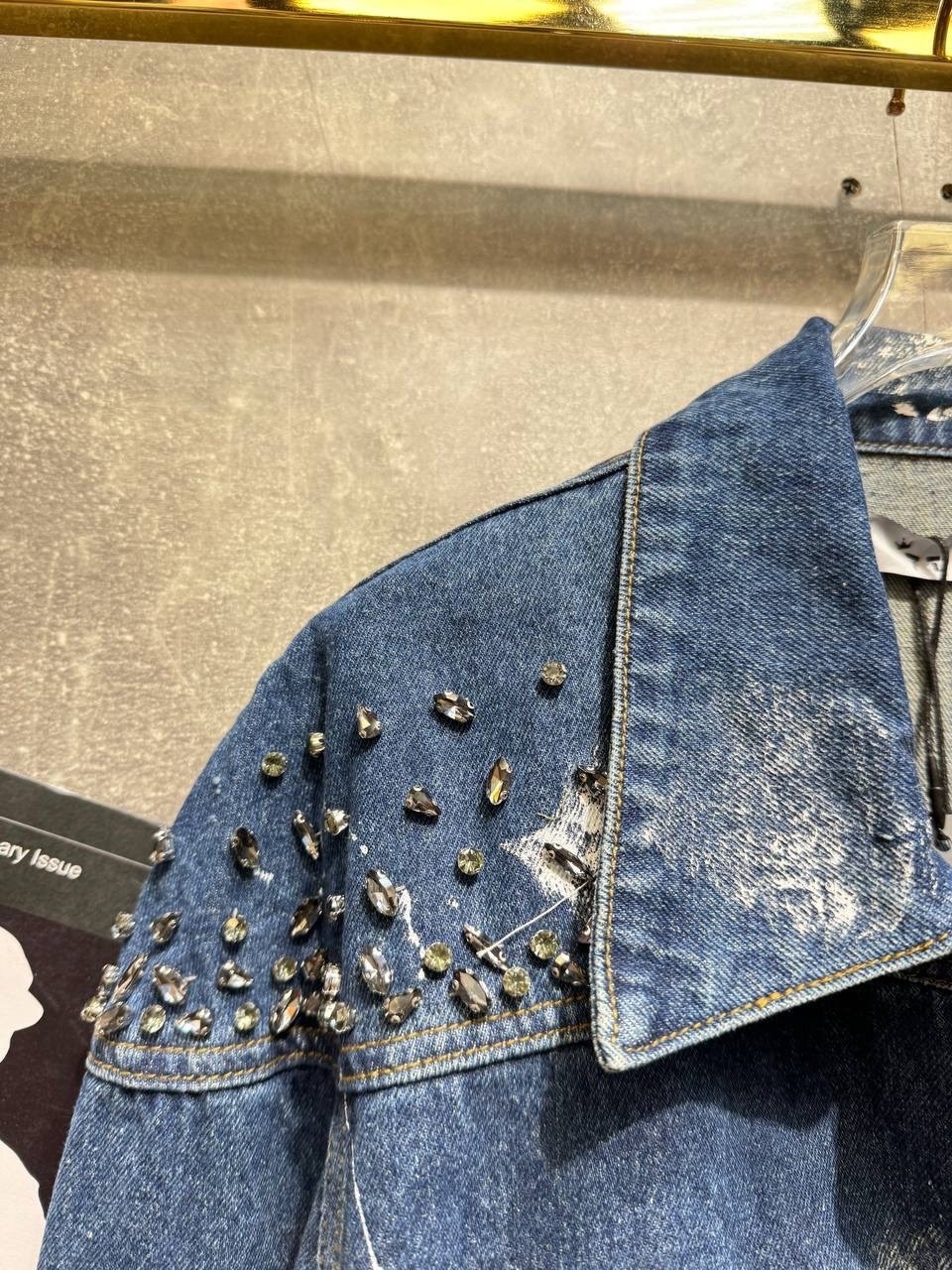 женская джинсовая куртка,джинсовая куртка,джинсовая куртка повседневная,женская джинсовая куртка с заклепками,джинсовая куртка с воротником