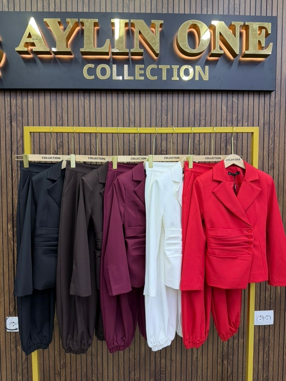 костюм брючный,женский брючный костюм,элегантный костюм,красный брючный костюм,женский брючный костюм-двойка