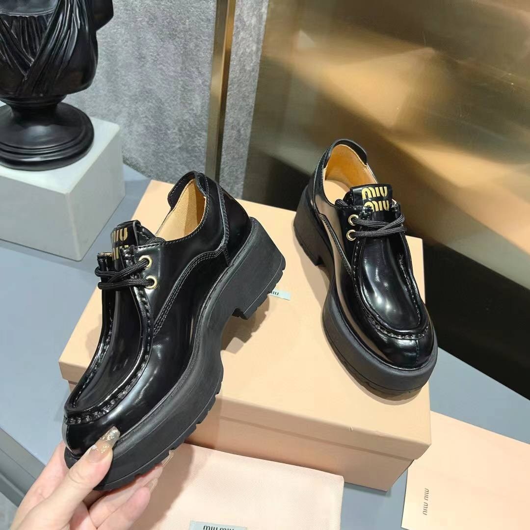 женские лоферы миу миу,лоферы miu miu женские,женские кожаные лоферы miu miu 2026 черные на шнурках,лоферы miu miu,лоферы miu miu женские премиум